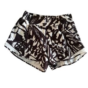 Lululemon Hotty Hot HR Short *Long 4" in size 8